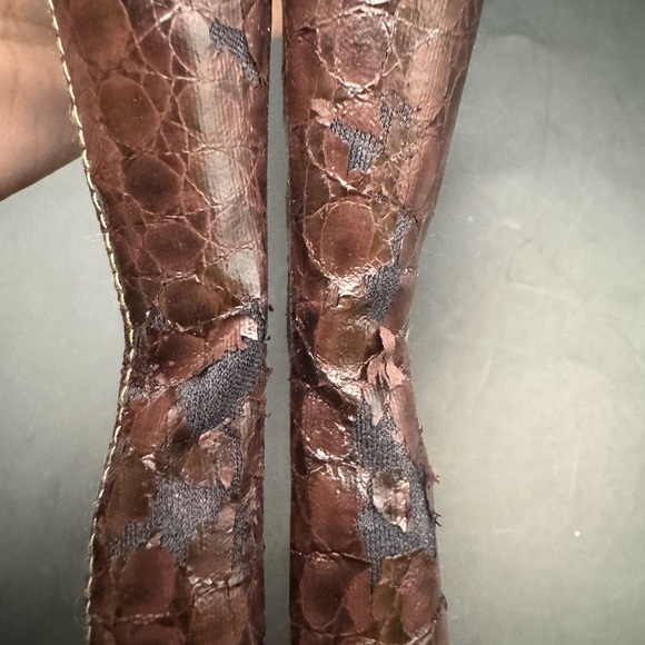 Shakira Barbie Doll with Outfit, Jewelry And Guitar! Guitar Does Not Work. - Picture 8 of 16